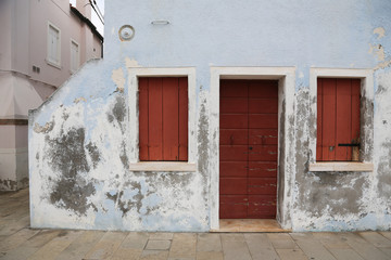 Insel Burano bei Venedig: Verwitterte blaue Hausfassade 