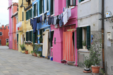 Fototapeta na wymiar Insel Burano bei Venedig: Alte farbenfrohe Hausfassaden mit Wäscheleinen