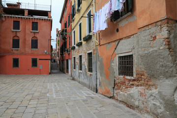 Fototapeta na wymiar Venedig: Blick auf eine alte Gasse im Stadtteil Cannaregio
