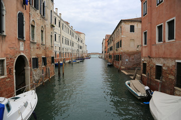 Obraz na płótnie Canvas Venedig bei Hochwasser: Blick auf einen Kanal im Stadtteil Cannaregio