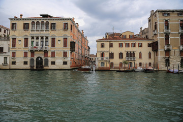Fototapeta na wymiar Venedig bei Hochwasser: Paläste am Canal Grande