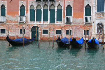 Fototapeta na wymiar Venedig bei Hochwasser: Palast und Gondeln am Canal Grande