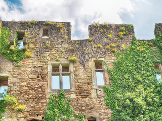 Fototapeta premium Burg Lichtenberg bei Kusel in Rheinland-Pfalz – märchenhafte Ansichten – farbintensiv - HDR 