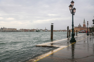 Venedig bei Hochwasser: Blick von der überschwemmten Uferpromenade Fondamenta delle Zitelle (Giudecca) auf die Stadtteile San Marco und San Giorgio Maggiore