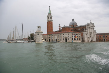 Fototapeta na wymiar Venedig bei Hochwasser: Bootsfahrt entlang der Insel San Giorgio Maggiore