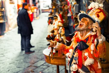Fotobehang straat beroemd om zijn ambachtelijke winkels die kerststalen verkopen in Napels, Italië © BlackMac