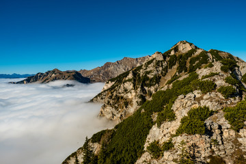 Dichte Nebelschwaden in den Tälern der Eisenerzer Alpen in den österreichischen Bergen