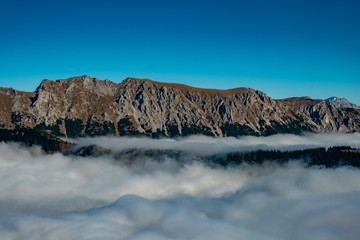 Dichter Nebel in den Tälern der eisenerzer Alpen