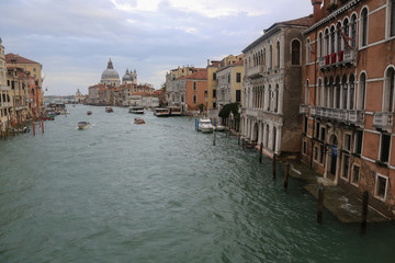 Fototapeta na wymiar Venedig bei Hochwasser: Canale Grande mit Palästen; Schiffen und Blick auf die Basilika Santa Maria della Salute
