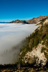 Berge erheben sich aus dem Nebelmeer in den Eisenerzer Alpen