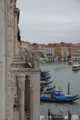 Fototapeta na wymiar Stone sculptures looking down at Grand Canal in Venice 4968