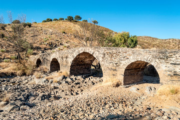 Fototapeta na wymiar Roman bridge in the fields of Spain