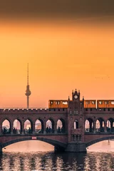 Fototapeten Oberbaumbrücke in Berlin bei Sonnenuntergang mit Blick auf den Fernsehturm © J.M. Image Factory
