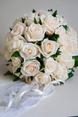 Bouquet di rose color rosa su sfondo bianco