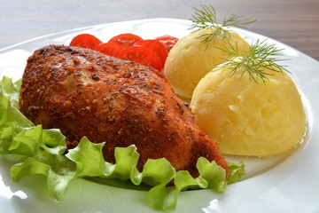 pieczony filet drobiowy z ziemniakami i pomidorem © robert6666