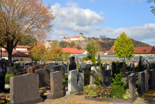 Friedhof in Deutschland mit Schlossblick