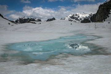 Les Lacs Roberts en Isère , au printemps , au dégel , station de ski de Chamrousse