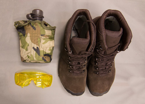 Botas, cantimplora, gafas de protecci&oacute;n