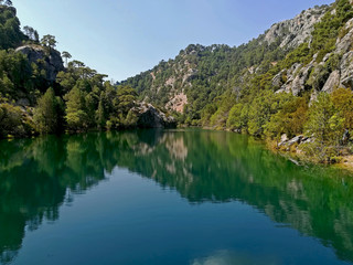 Fototapeta na wymiar Laguna de Aguas Negras en la ruta del río Borosa, en la sierra de Cazorla, Segura y Las Villas.