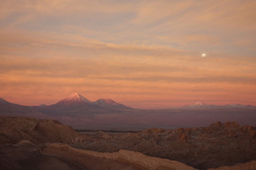 Fototapeta na wymiar Sunset sur la vallée de la mort - Désert d'Atacama