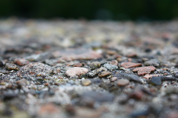Mauer mit unscharfen Vorder und Hintergrund aus flachen grau schwarz, orange Steine