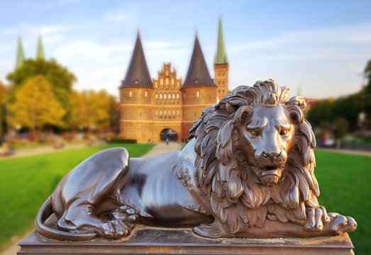 L&uuml;beck, Holstentor mit L&ouml;we im Vordergrund