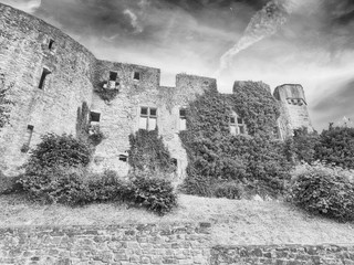 Burg Lichtenberg bei Kusel in Rheinland-Pfalz &ndash; Ansichten in Schwarz-Weiss
