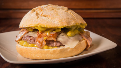 Hamburguer with bacon and guacamole