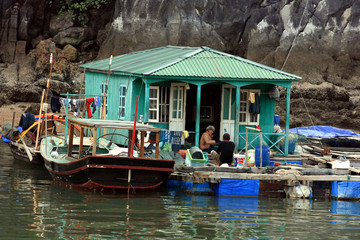 Obraz premium Dom rybaka nad zatoką Halong
