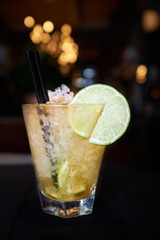 Mojito fresco con pajita y lima