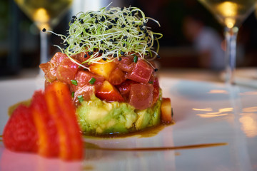 tartar de atún con aguacate
