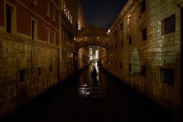 Fototapeta na wymiar El puente de los suspiros en Venecia por la noche