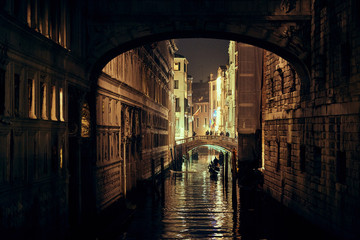 Vista nocturna del puente de los suspiros de Venecia
