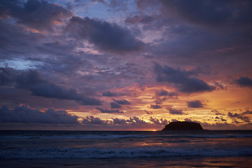 Atardecer en una playa de Phuket, Tailandia