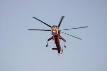 Fototapeta na wymiar Water Dropping Helicopter Flying During California Woolsey Brushfire