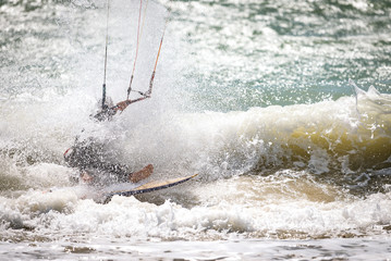 Naklejka premium Kitesurfer in der Gischt