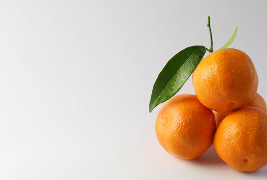 mandarini su sfondo bianco