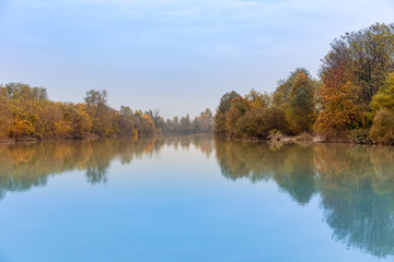 Fototapeta na wymiar il fiume in autunno
