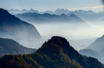 Dunstschichten der Schweizer Voralpen im Gegenlicht