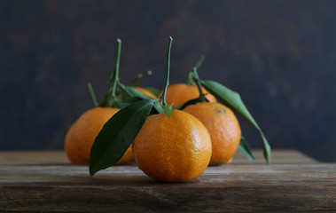 mandarini su un tavolo di legno