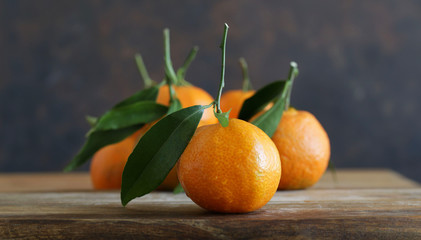 mandarini su un tavolo di legno