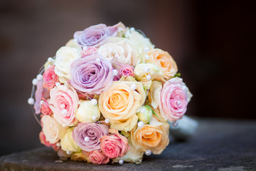 Brautstrauß aus Rosen mit Perlendeko