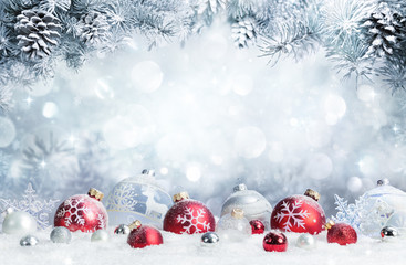 Fototapety  Wesołych Świąt - bombki na śniegu z gałązkami jodły