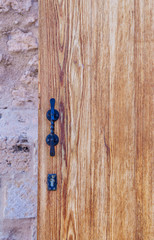 Puerta de madera moderna con pared de piedra