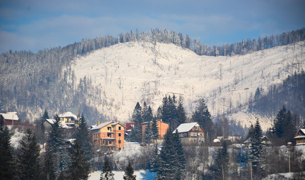 houses in the mountains in winter