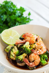 Roasted shrimps with broccoli and honey and garlic sauce