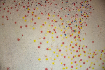 Varicoloured mineral deposit of paint of powder-like enamel