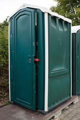 Mobile Toilette aus grünem Plastik