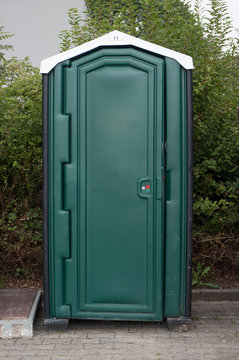 Mobile Toilette aus gr&uuml;nem Plastik