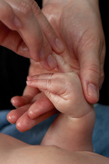 Massage des mains de bébé